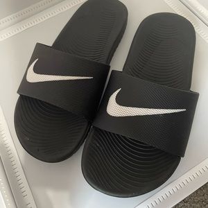 BLACK/WHITE YOUTH NIKE SANDALS